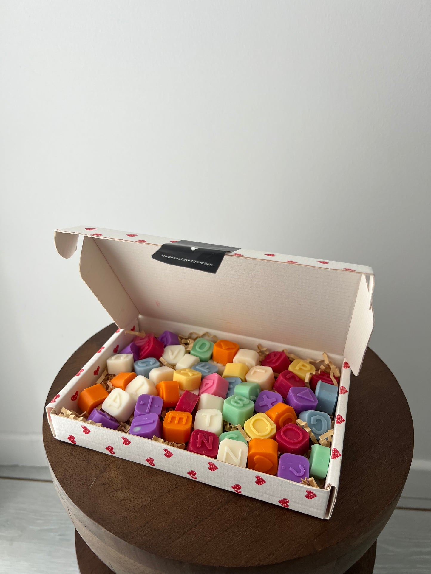 Mélange de petits fondants parfumés sous forme de caractères de clavier